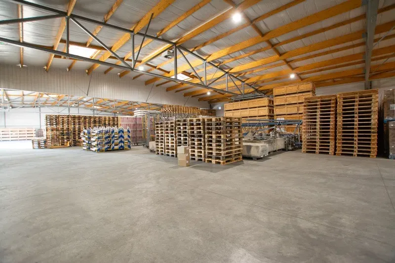 Stockage de marchandise à Brûlon